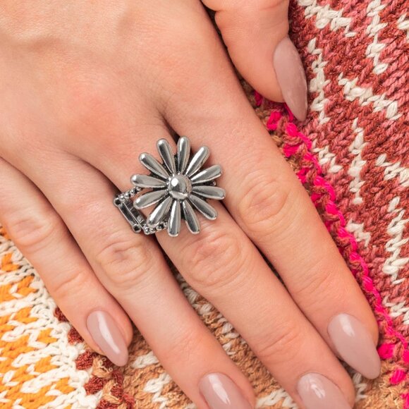 Paparazzi Jewelry Accessories - GROWING Steady - Silver Ring - Vintage - Picture 3 of 4